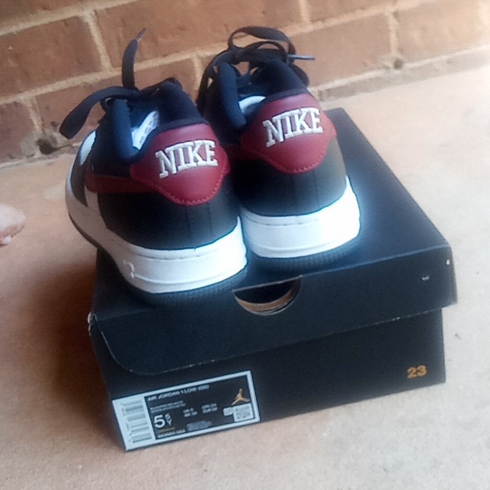 Jordan Nike size 5Y burgundy black and white gently worn no creases in top